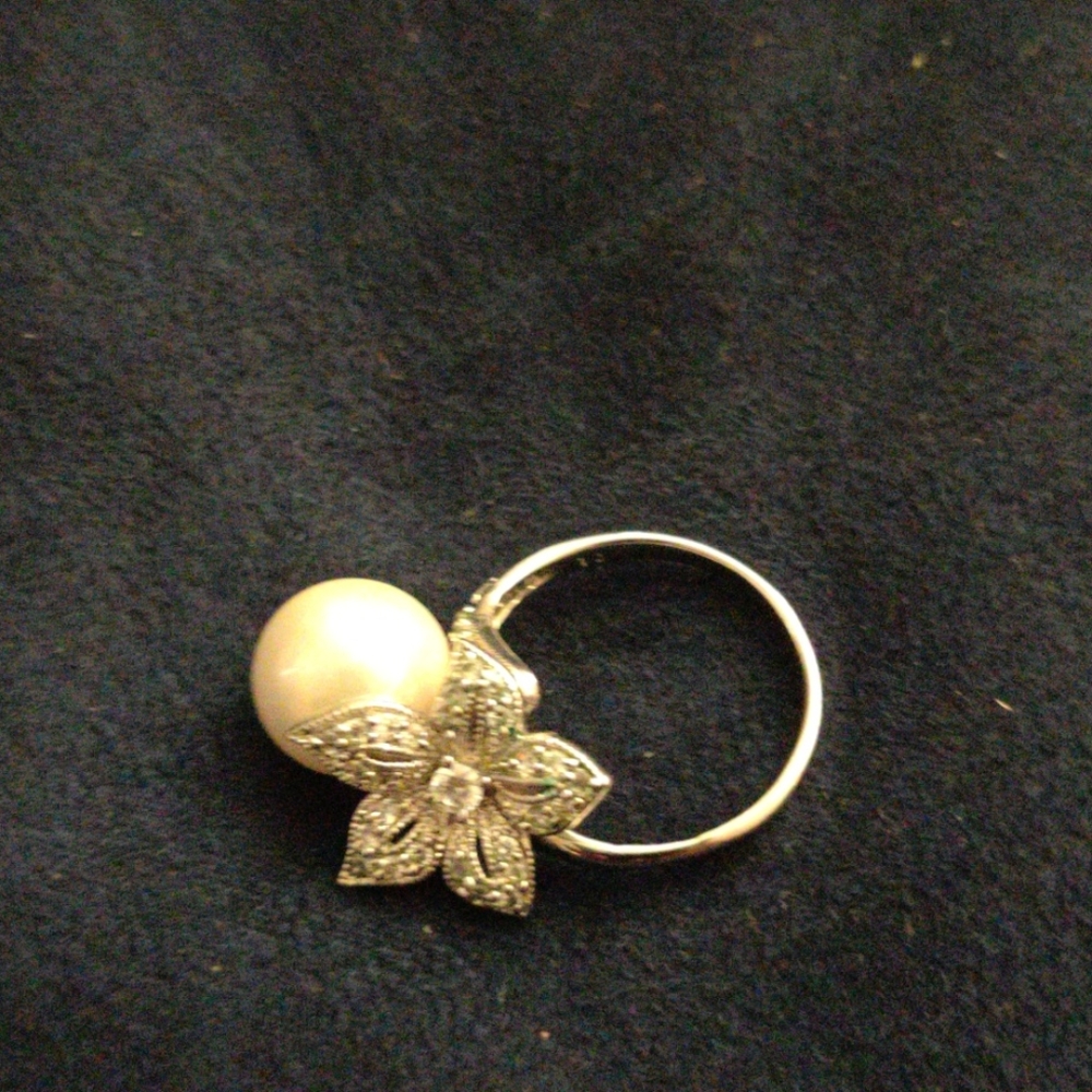 Woman's pearl ring